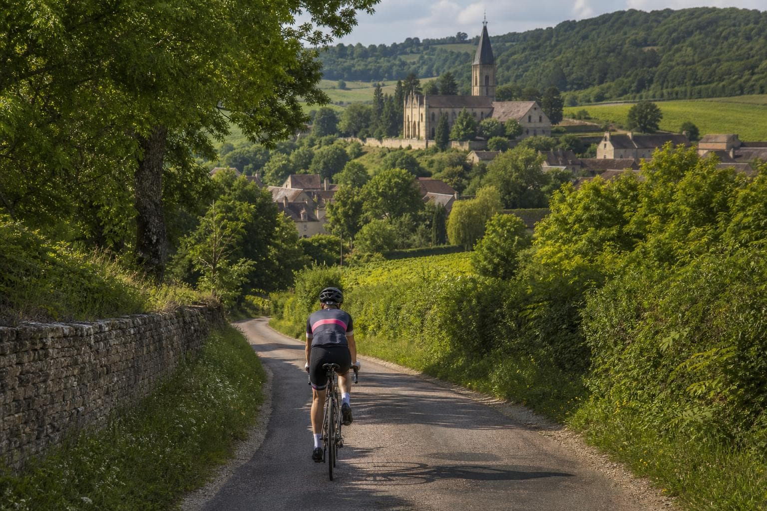 Rennradreise durchs Burgund — Von Klöstern, Schlössern und Weinbergen