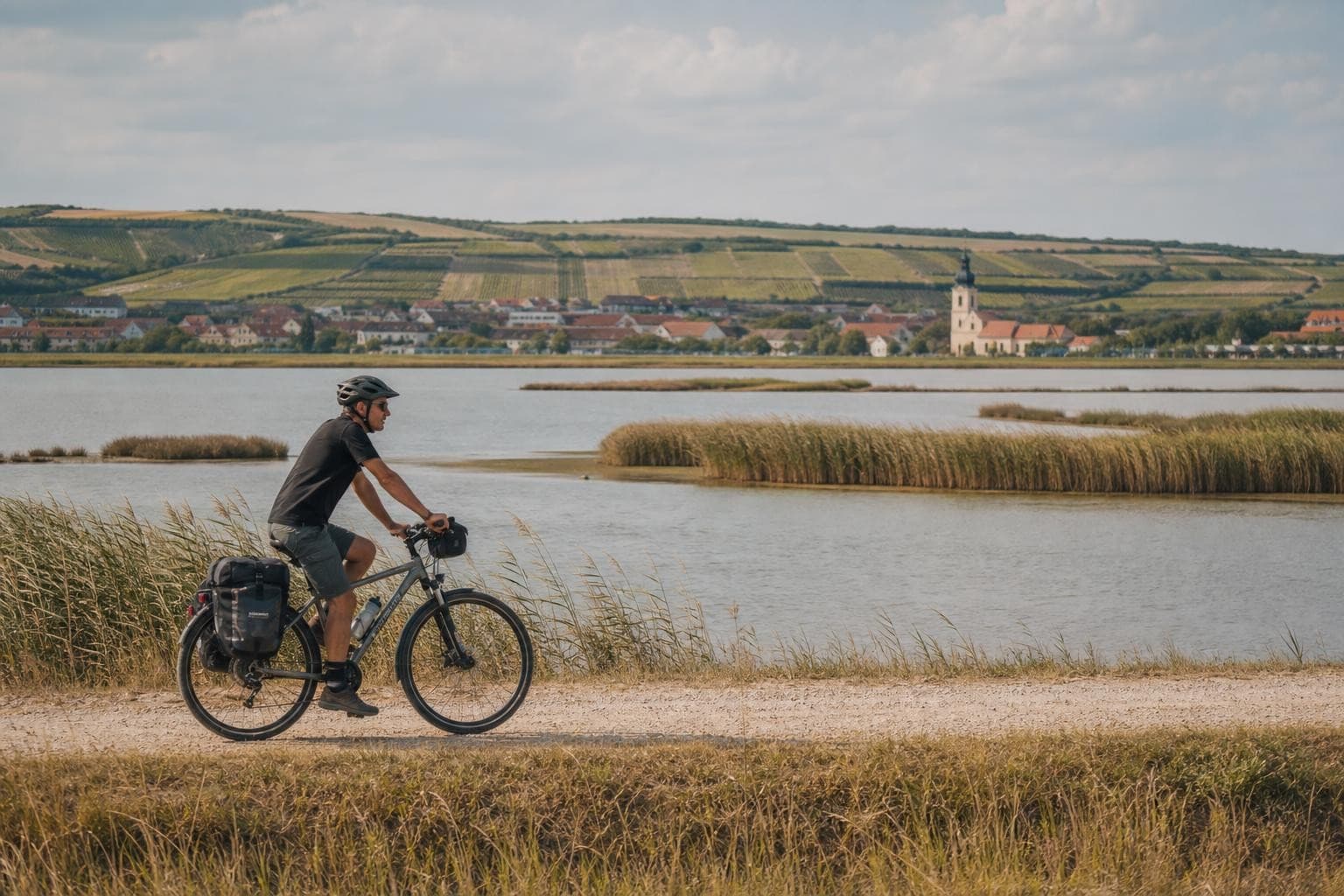Von Wien nach Bratislava um Europas westlichsten Steppensee