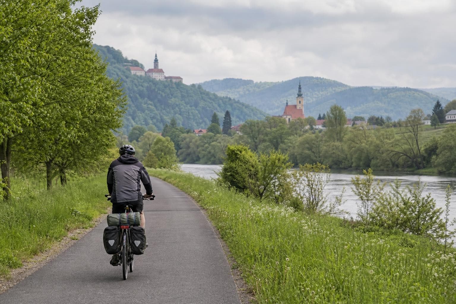 Rad & Schiff: Prag entdecken – Moldau und Elbe per Fahrrad
