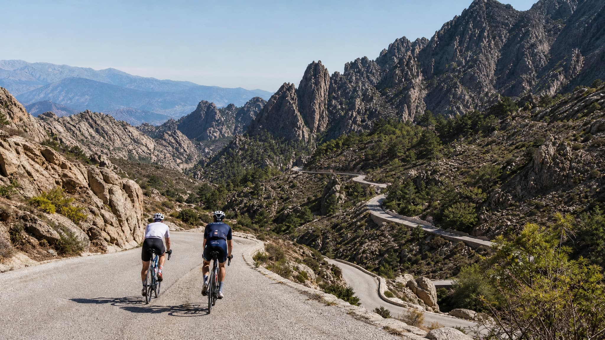 Rennrad-Rundreise um Korsika — 7 Tage Bergpässe und Mittelmeerküste